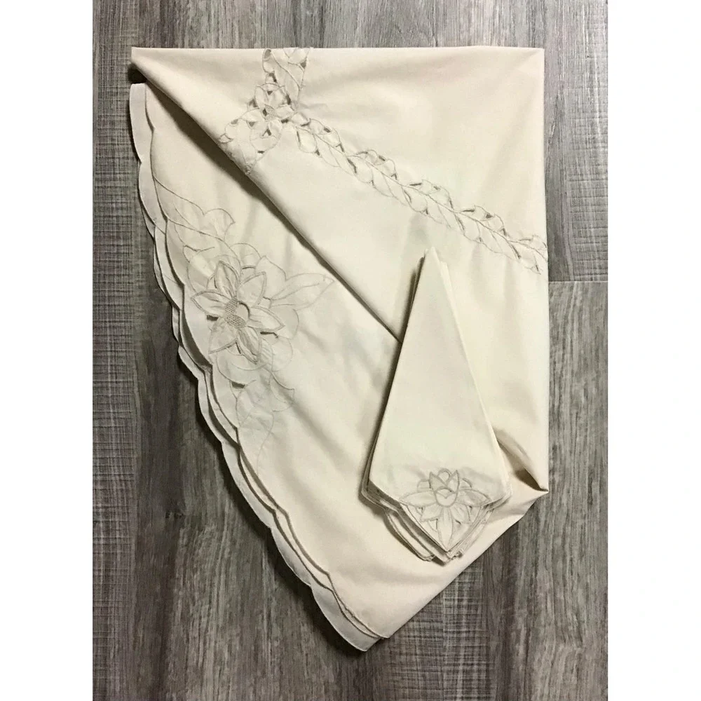 VTG Ivory Round Tablecloth & 8 Napkins Set 64